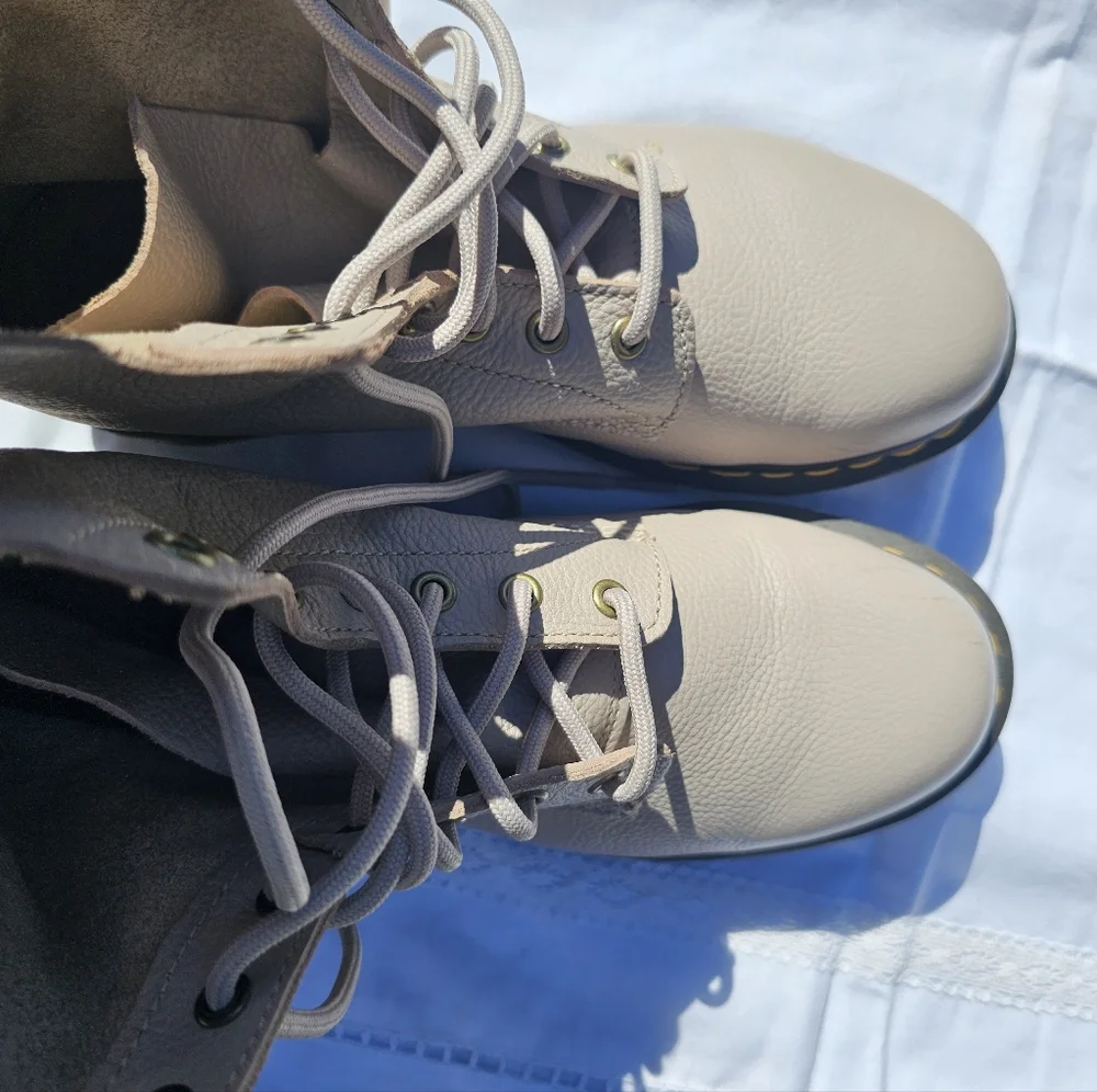 Authentic Dr. Martens 1460 Pascal Virginia Leather Boots – Parchment Beige - Picture 2 of 16